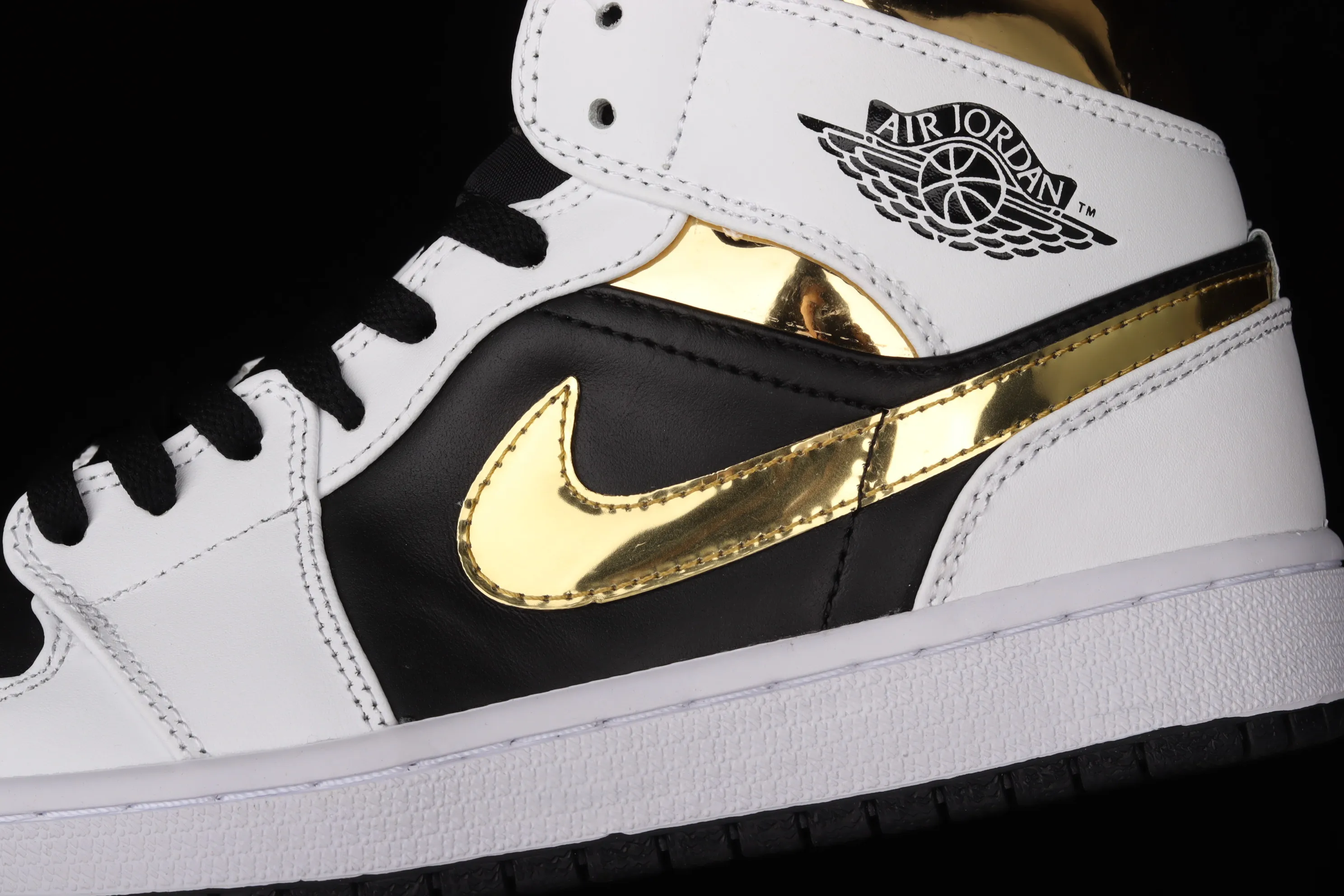 All categories Air Jordan Jordan series basketball shoes Air Jordan 1 Mid Air Jordan 1 Mid SE AJ1 Joe 1 white black gold Zhongbang basketball shoes 554724-190